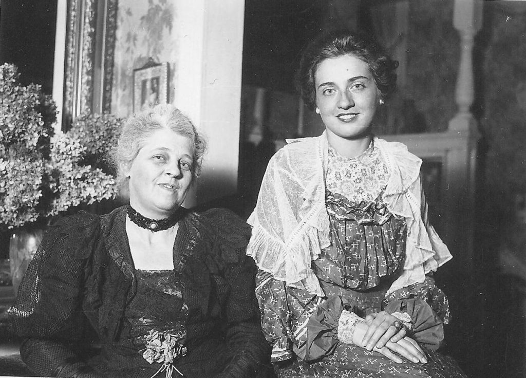 Blanche Hill Larkin and her daughter Dorothy Larkin Foesten